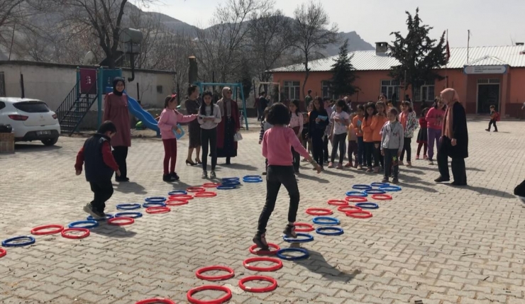 Üniversite Öğrencileri Köy Okulunda Kütüphane Açtı