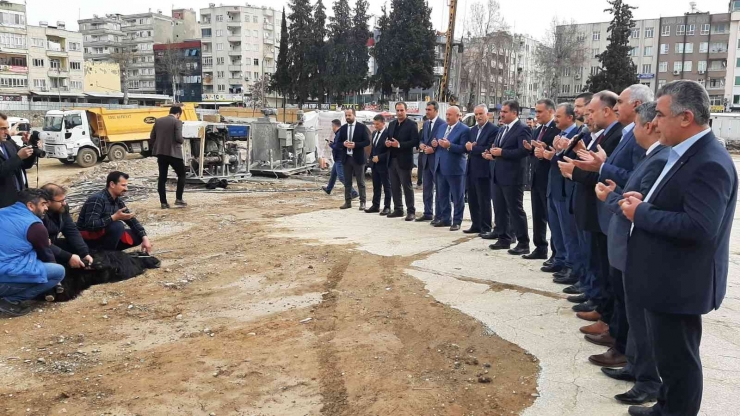 Adıyaman Kent Meydanında Kurbanlar Dualarla Kesildi