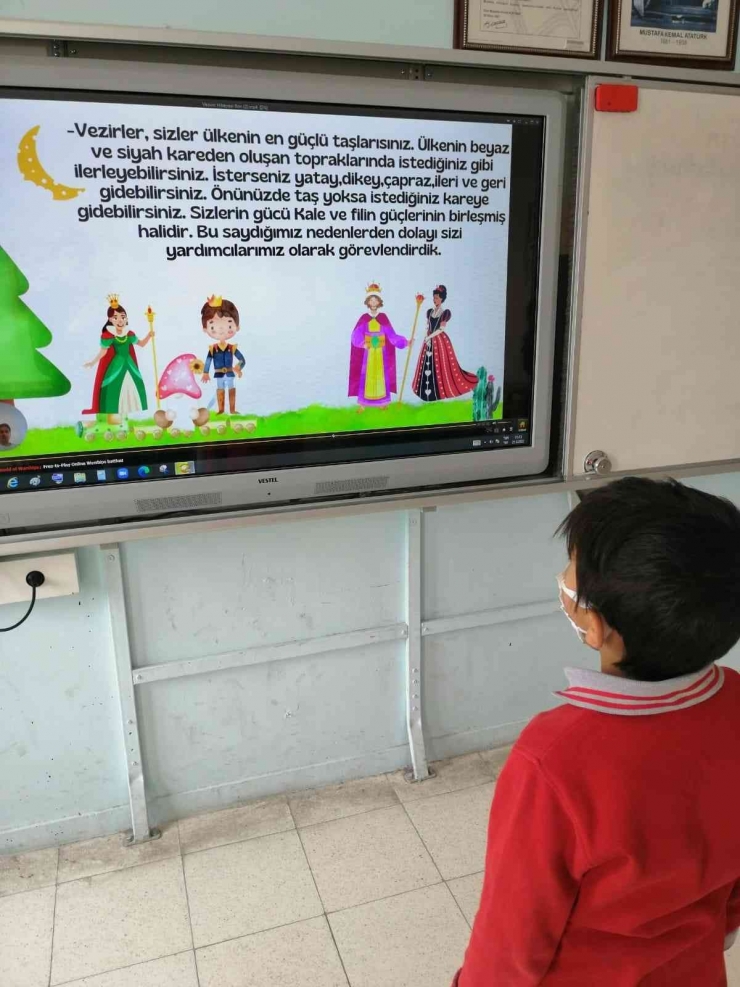 Yazıhan’da Öğrenciler Etwinning Projesiyle Satranç Öğreniyor