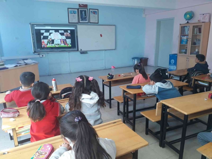 Yazıhan’da Öğrenciler Etwinning Projesiyle Satranç Öğreniyor