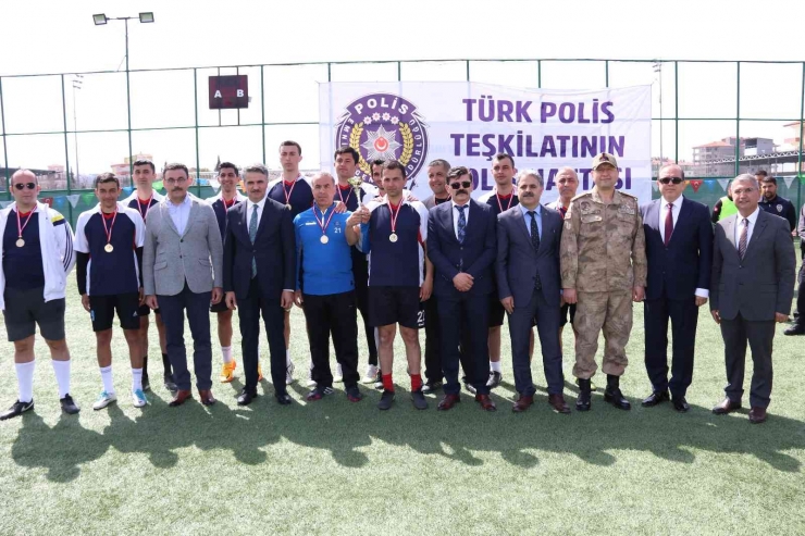 Polislerin Futbol Turnuvası Çekişmeli Geçti