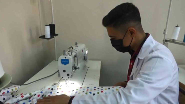 Diyarbakır’da Öğrenciler Evini Sil Baştan Yeniledikleri Aileye Ziyarette Bulundu