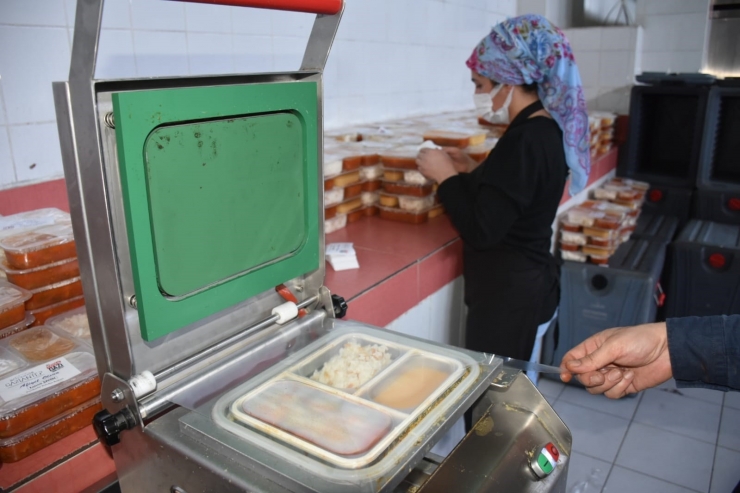 Gaziantep’te Her Gün Bir Mahallede İftarlık Yemek Dağıtılıyor