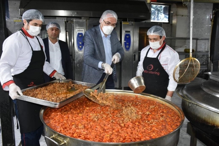 Gaziantep’te Her Gün Bir Mahallede İftarlık Yemek Dağıtılıyor