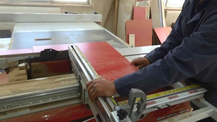 Diyarbakır’da Öğrenciler Evini Sil Baştan Yeniledikleri Aileye Ziyarette Bulundu