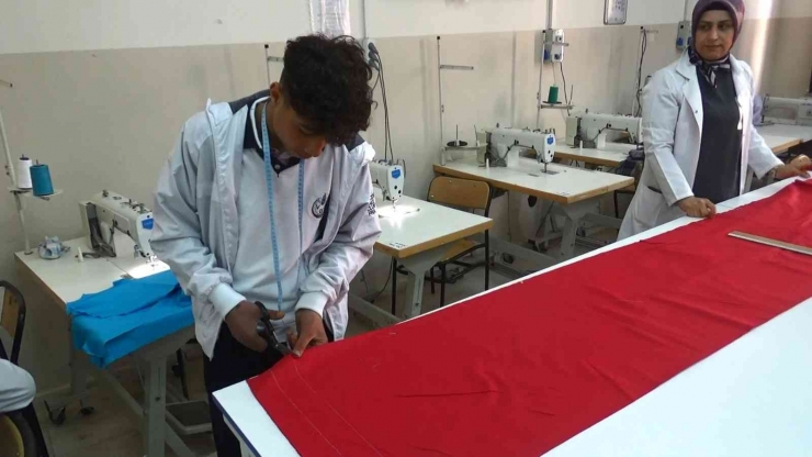 Diyarbakır’da Öğrenciler Evini Sil Baştan Yeniledikleri Aileye Ziyarette Bulundu
