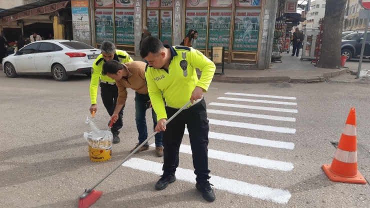 Trafik Polisleri Kendi Yaya Çizgilerini Kendi Çizdi