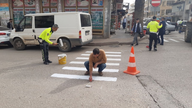Trafik Polisleri Kendi Yaya Çizgilerini Kendi Çizdi
