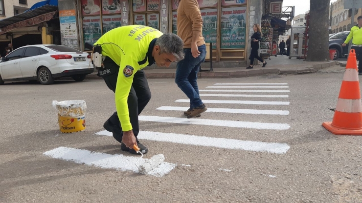 Trafik Polisleri Kendi Yaya Çizgilerini Kendi Çizdi