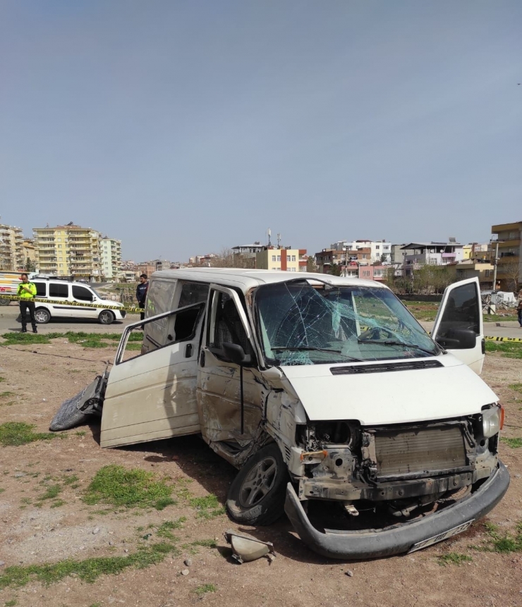 Hırsız Kovalarken Zırhlı Araç Kaza Yaptı: 1’i Polis 2 Kişi Yaralandı