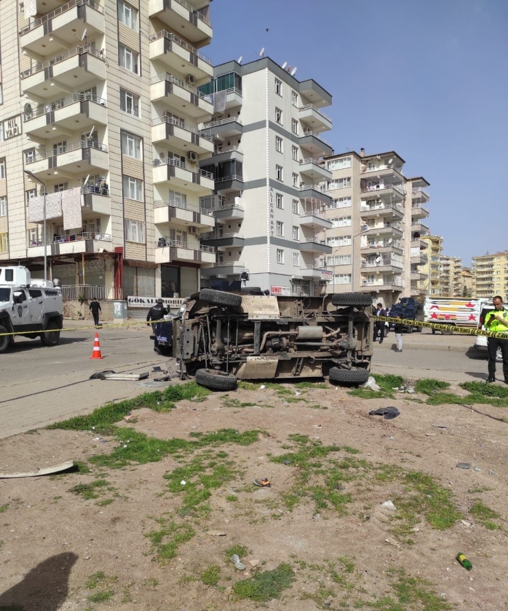 Hırsız Kovalarken Zırhlı Araç Kaza Yaptı: 1’i Polis 2 Kişi Yaralandı