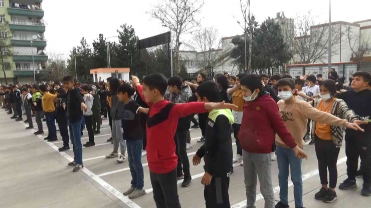 Diyarbakır’da Öğrenciler Derslere Spor Yaparak Başlıyor