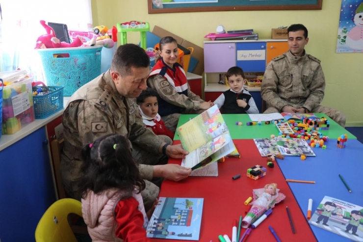 Jandarma Komutanı Altın Öğrencilere Masal Okudu