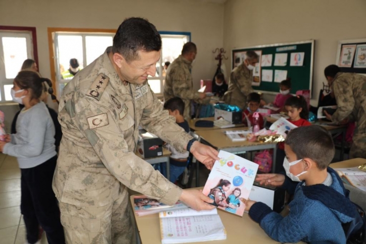 Jandarma Komutanı Altın Öğrencilere Masal Okudu