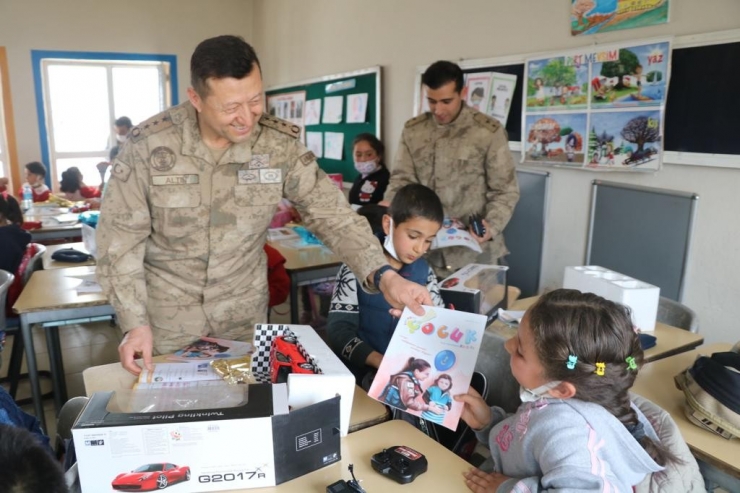 Jandarma Komutanı Altın Öğrencilere Masal Okudu