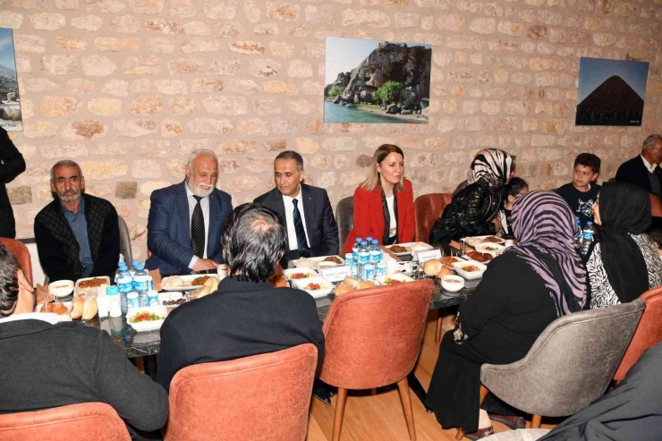 Vali Çuhadar, İftarda Şehit Aileleri Ve Gazileri Ağırladı