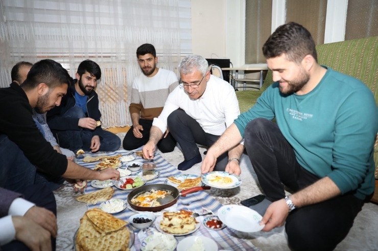 Başkan Güder, Sahurda Öğrenci Evine Misafir Oldu