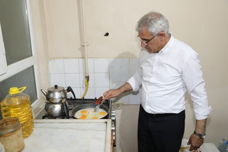 Başkan Güder, Sahurda Öğrenci Evine Misafir Oldu