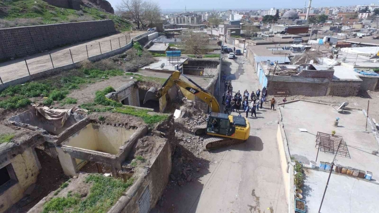 Tarihi Siverek Kalesi’nin Eteğindeki Kamulaştırılan Binaların Yıkımına Başlandı