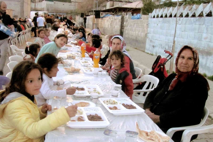 Kaymakamı Sevgili İle Belediye Başkanı Doğru İhtiyaç Sahibi Ailelerle İftar Yaptı