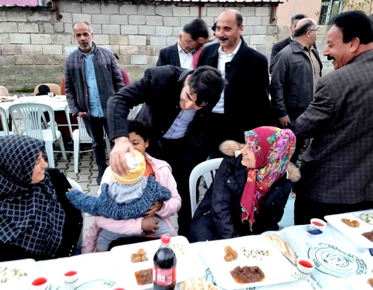 Kaymakamı Sevgili İle Belediye Başkanı Doğru İhtiyaç Sahibi Ailelerle İftar Yaptı