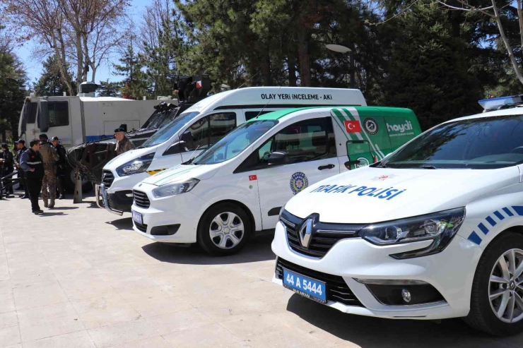 Polis Birimleri Faaliyetleri Açılan Stantlarla Tanıtıldı