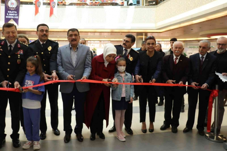 Polis Birimleri Faaliyetleri Açılan Stantlarla Tanıtıldı