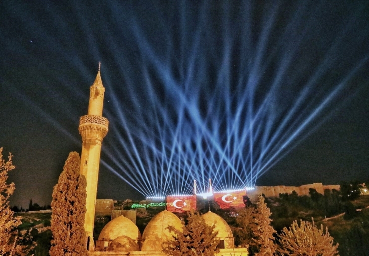 Kurtuluş Temalı Işık Ve Havai Fişek Gösterisi Şanlıurfa Semalarını Süsledi