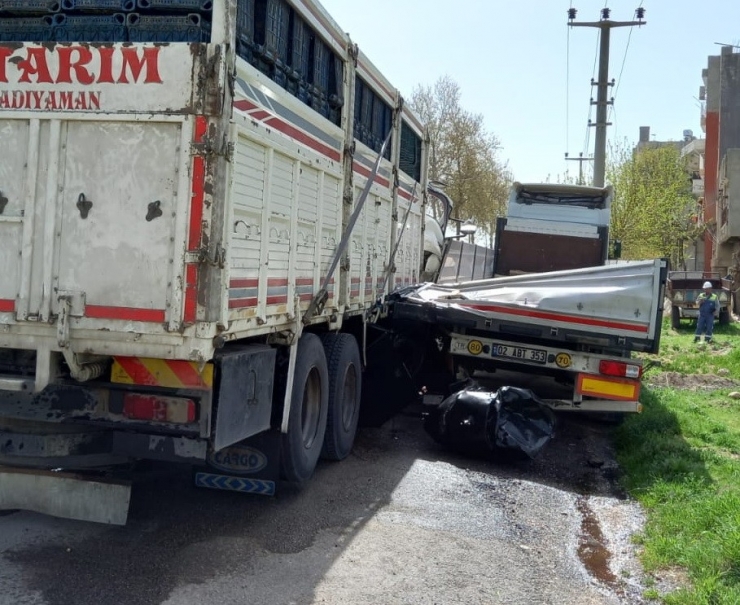 Kamyon Park Halindeki Tırın Dorsesine Çarptı: 1 Yaralı