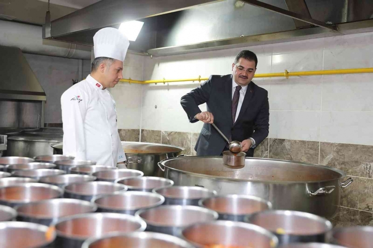 Şanlıurfa’da İftar Öncesi Sıcak Yemek İkramı Yapılıyor