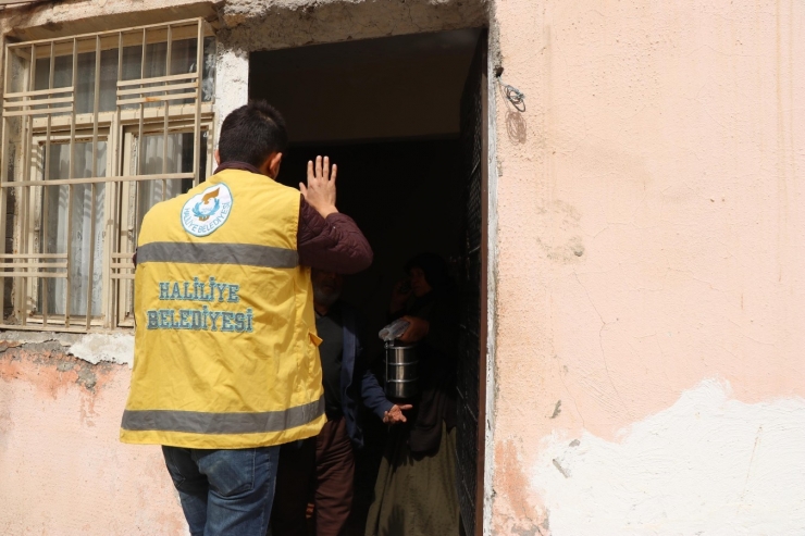 Şanlıurfa’da İftar Öncesi Sıcak Yemek İkramı Yapılıyor