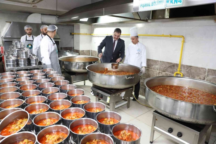 Şanlıurfa’da İftar Öncesi Sıcak Yemek İkramı Yapılıyor