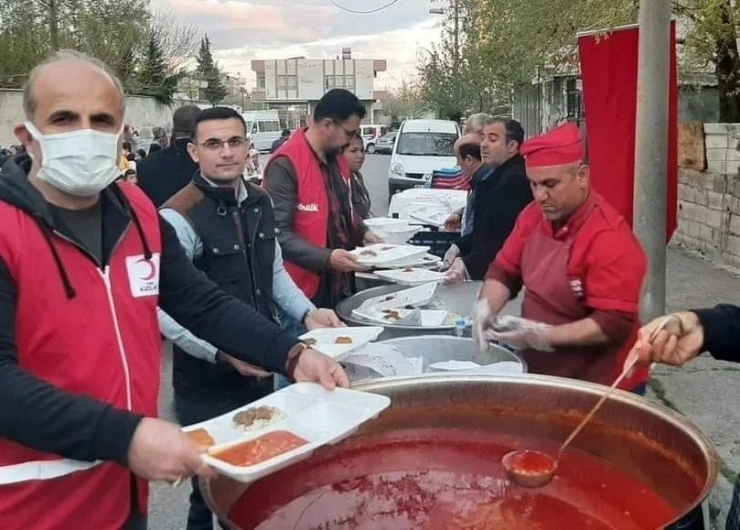 Türk Kızılay’ından Mahalleye İftar Yemeği