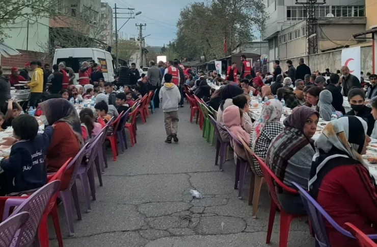 Türk Kızılay’ından Mahalleye İftar Yemeği