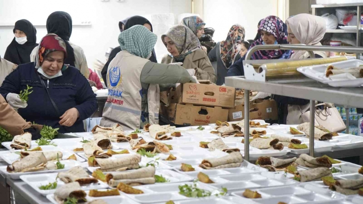 Gaziantep’te Yetimler Gönül Sofrasında Buluştu