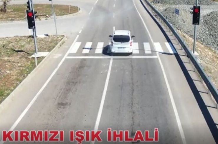 Araçların Hatalı Sollama Ve Kırmızı Işık İhlal Anları Kamerada