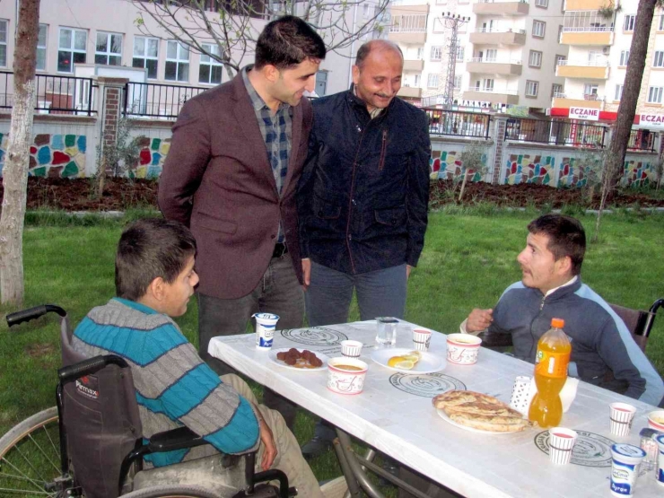 Araban’da Öksüz Ve Yetim Çocuklara İftar Verildi