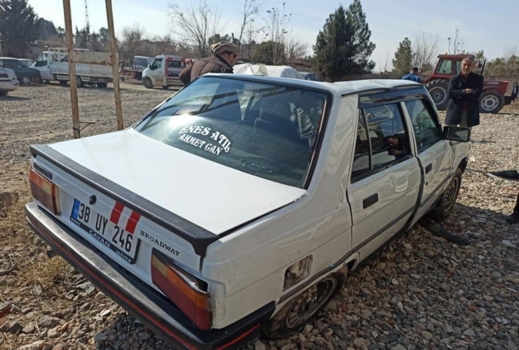 Çaldıkları Otomobille Kaza Yapıp Kaçtılar