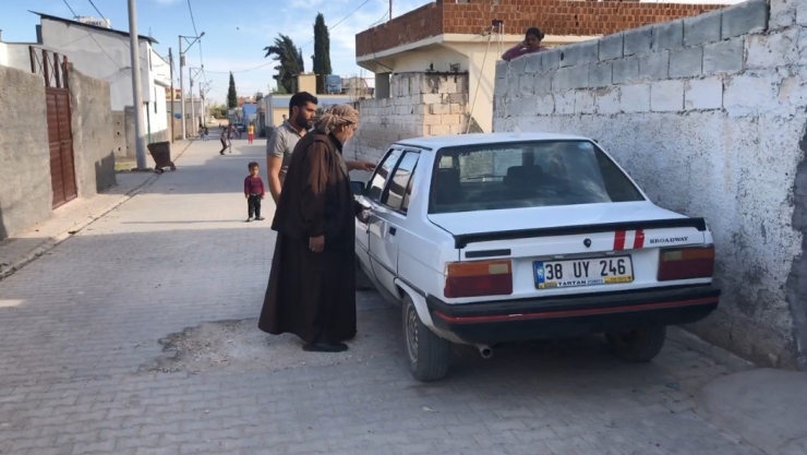 Çaldıkları Otomobille Kaza Yapıp Kaçtılar