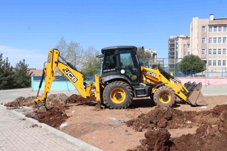 Karaköprü’de Yeni Parklar Ağaçlarla Yeşilleniyor