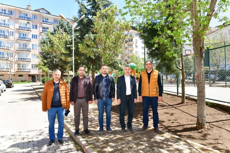 Başkan Çınar, Parkta Düzenleme Ve Yenileme Çalışmasını İnceledi