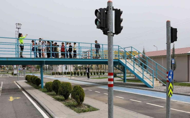 Diyarbakır’da Minik Öğrencilere Trafik Eğitimi