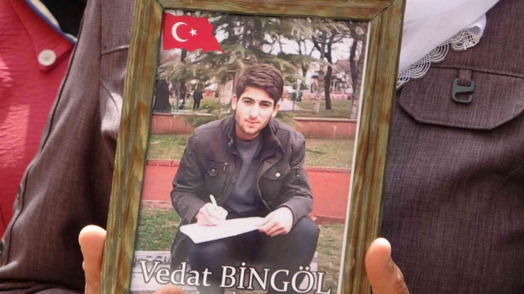 Diyarbakır’da 25 Yıllık Muhtar, Oğlu İçin Ailesiyle Evlat Nöbetine Katıldı