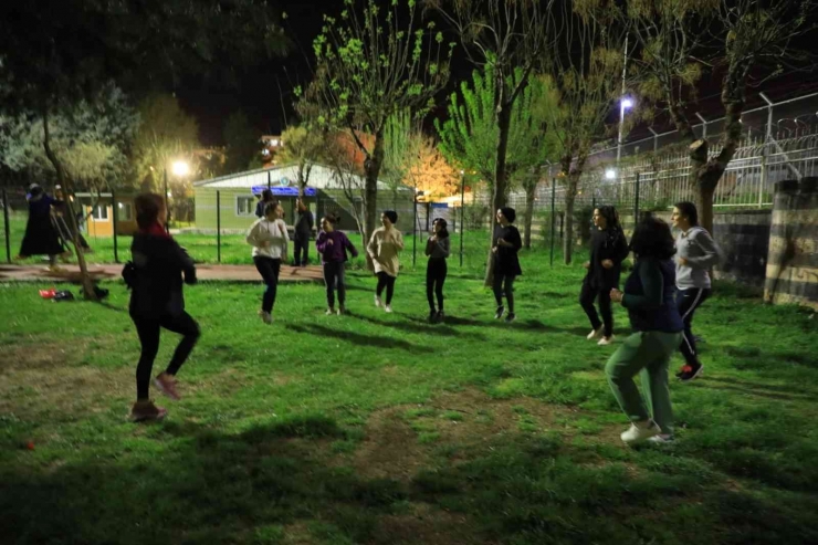 Yenişehir Belediyesinden Vatandaşlara İftar Sonrası Spor Eğitimi
