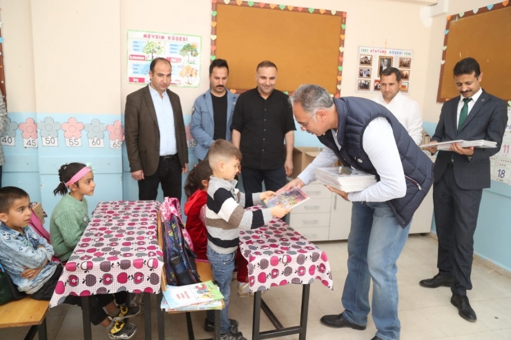 Eyyübiye’de Binlerce Okuma Kitabı Dağıtıldı