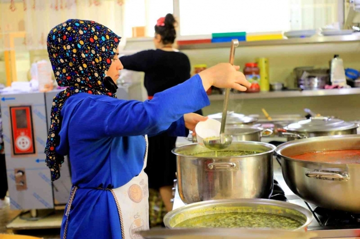 Diyarbakır’da Kursiyerlerin Hazırladığı Yemekler İhtiyaç Sahiplerine Ulaştırılıyor