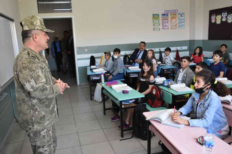 Siverek’te Mehmetçik, İlkokul Öğrencileri İçin Kütüphane Kurdu