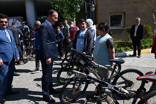 Şanlıurfa’da Yetim Çocukların Bisiklet Sevinci