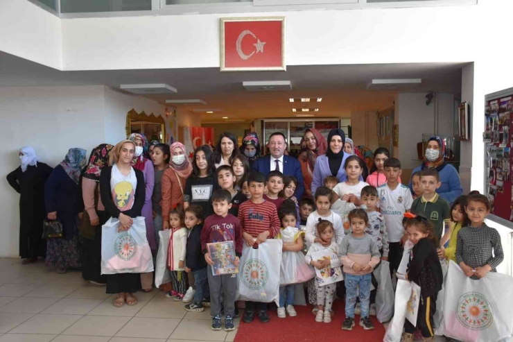 Bağlar Belediyesi Bayram Öncesi Çocukların Yüzünü Güldürdü