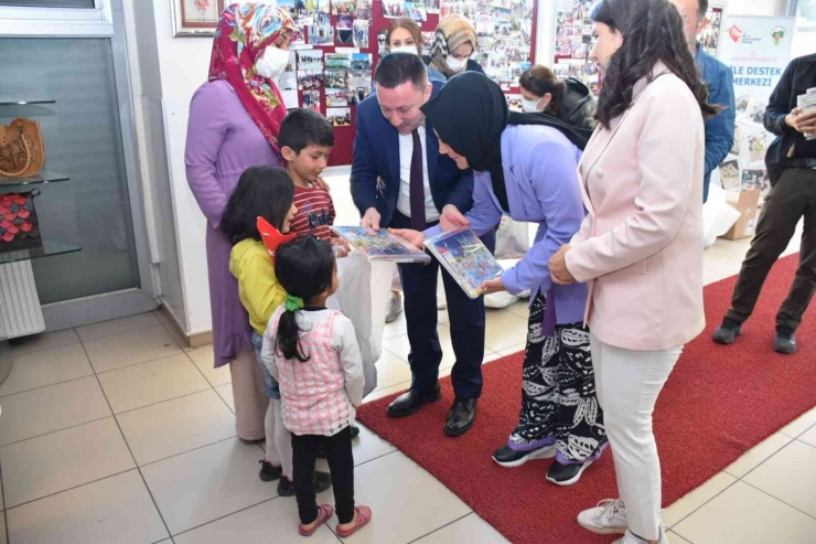 Bağlar Belediyesi Bayram Öncesi Çocukların Yüzünü Güldürdü